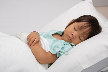 Obraz na płótnie Canvas Little Asian girl is sick in a bed 