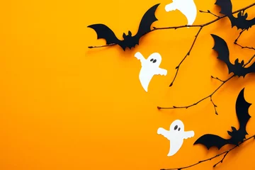 Foto op Plexiglas Gelukkig halloween-vakantieconcept. Halloween-versieringen, vleermuizen, spoken op oranje achtergrond. Halloween party wenskaart mockup met kopie ruimte. Plat lag, bovenaanzicht, overhead. © photoguns
