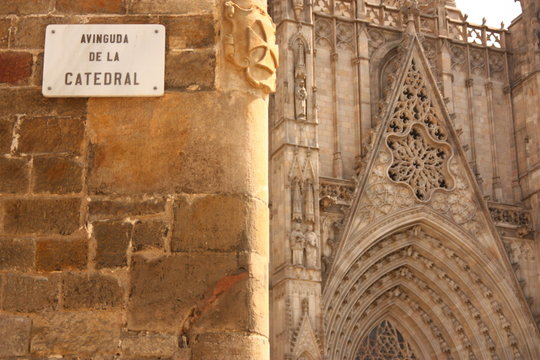 Nombre de la plaza de catedral con la catedral de Barcelona al fondo