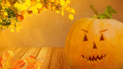 Naklejka na ściany i meble Halloween Kürbis Gesicht auf Holzboden im goldenen Bokeh Licht