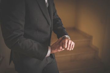 Obraz premium hombre mirando la hora