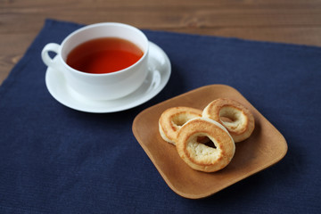 お皿にのせた スコーン ビスケット 紅茶 ティータイム テーブル