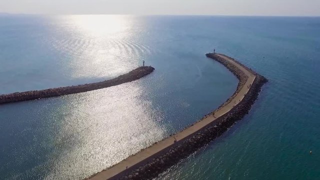 Vue a&eacute;rienne: Survol de la mer M&eacute;diterran&eacute;e, avec une sortie de port en digue et deux phares