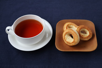 お皿にのせた スコーン ビスケット 紅茶 ティータイム テーブル