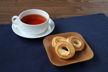 お皿にのせた スコーン ビスケット 紅茶 ティータイム テーブル