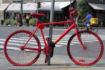 Fototapeta na wymiar old red bicycle in the street 