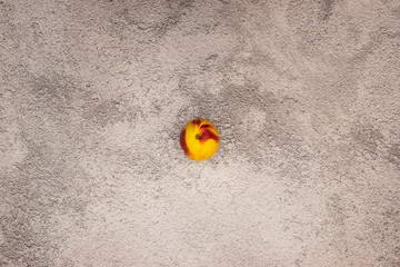 Naklejka premium On fresh fruit on the grey background 