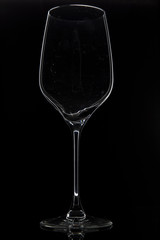 Perfil de copa de vino de cristal sobre fondo negro