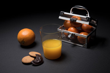 Still life de naranjas en todas sus versiones sobre fondo negro