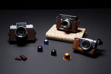 still life de camaras de fotos, libros, cafe y chocolate