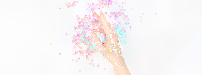 Naklejka premium Pearl pastel confetti sparkles with woman hand