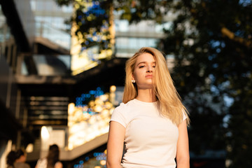 Fototapeta premium Frau in der Stadt