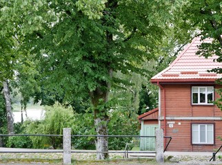 Fototapeta na wymiar Haus im Wald in Litauen