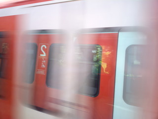 S-Bahn gespiegeltes verschwommenes Detail