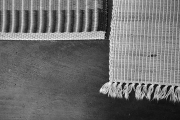 Filigran gemusterte moderne Teppiche auf grauem Beton in einem Landhaus im Pfaffenwinkel in...