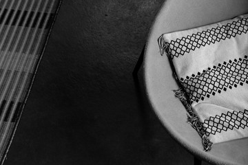 Ledersessel der Sechzigerjahre mit verziertem gemütlichen Kissen in einer Designerwohnung im...