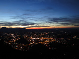 Blick vom Gaisberg auf Salzburg in der Abenddämmerung 