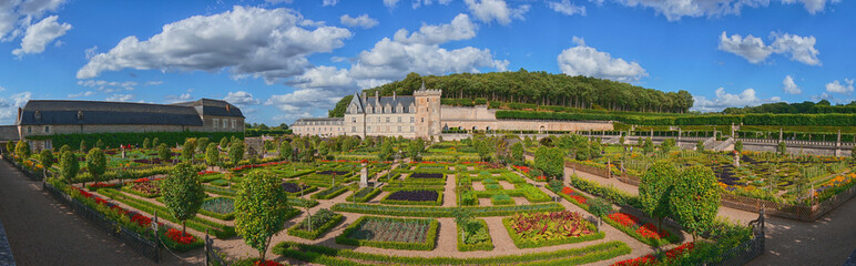Villandry, castello e giardini, cielo blu con nuvole, Francia - 286942527