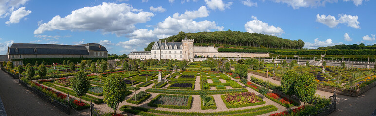 Villandry, castello e giardini, cielo blu con nuvole, Francia - 286942528
