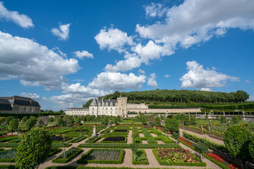 Villandry, castello e giardini, cielo blu con nuvole, Francia - 286942581