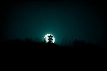 Mondaufgang hinter der Tressensteinwarte in Altaussee, Ausseerland, Salzkammergut
