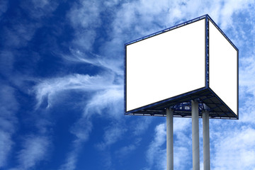 Fototapeta Dwa puste bilbordy reklamowe na wysokich palach, na tle obłoków i błękitnego nieba. obraz