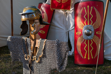 Armas y defensas de legionario romano en evento de recreación histórica