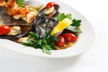 Fish head, mussels, shrimp lying on a plate
