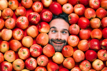 Mann mit Äpfeln, Konzept für die Lebensmittelindustrie. Gesicht von lachenden Frauen in der apffel oberfläche kein Plastikkonzept verpackung