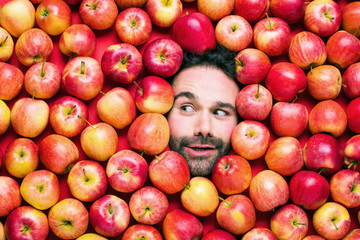 Mann mit Äpfeln, Konzept für die Lebensmittelindustrie. Gesicht von lachenden Frauen in der apffel oberfläche kein Plastikkonzept verpackung