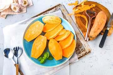 Frische Süßkartoffeln auf einem Küchentisch