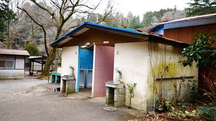 Fototapeta na wymiar 滝沢園キャンプ場の公衆トイレ