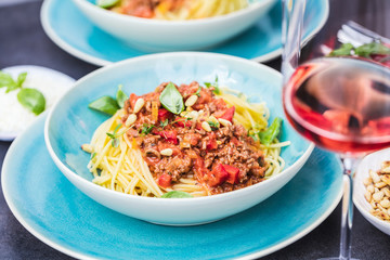Spaghetti Bolognese mit Tomatensauce und Hackfleisch, geriebenem Parmesankäse und frischem...