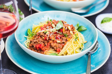 Spaghetti Bolognese mit Tomatensauce und Hackfleisch, geriebenem Parmesankäse und frischem...