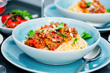 Spaghetti Bolognese mit Tomatensauce und Hackfleisch, geriebenem Parmesankäse und frischem...