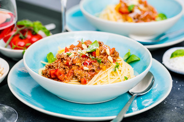 Spaghetti Bolognese mit Tomatensauce und Hackfleisch, geriebenem Parmesankäse und frischem Basilikum