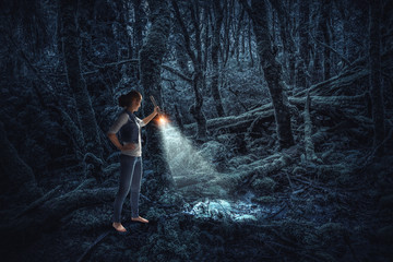 Obraz premium Young woman holding a flashlight