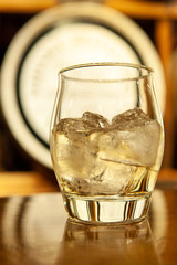 ウイスキーの入ったグラスと樽