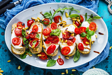Italienisches Bruschetta mit gehackten Tomaten, Basilikum und Mozzarella auf gegrilltem knusprigem Brot