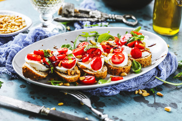 Italienisches Bruschetta mit gehackten Tomaten, Basilikum und Mozzarella auf gegrilltem knusprigem Brot