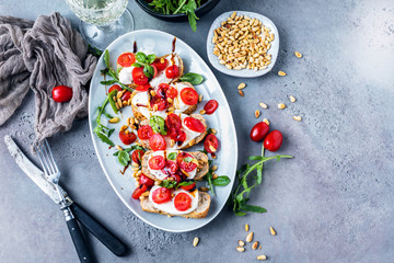Italienisches Bruschetta mit gehackten Tomaten, Basilikum und Mozzarella auf gegrilltem knusprigem Brot