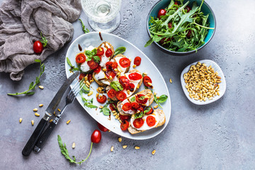 Italienisches Bruschetta mit gehackten Tomaten, Basilikum und Mozzarella auf gegrilltem knusprigem Brot