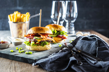 Beef Burger mit Pommes Frites und einem erfrischenden glas Craft Beer