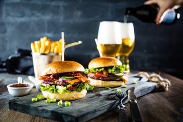 Beef Burger mit Pommes Frites und einem erfrischenden glas Craft Beer