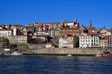 Fototapeta premium Panoramic view of old town of Porto, Portugal