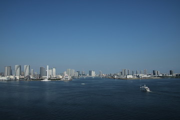 Fototapeta premium 東京湾とビル群