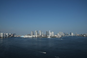 Naklejka premium 東京湾とビル群