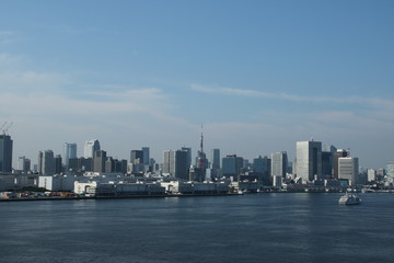 東京湾とビル群