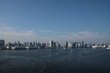 Fototapeta na wymiar 東京湾とビル群