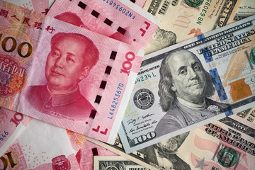 貿易戦争イメージしたドルと元